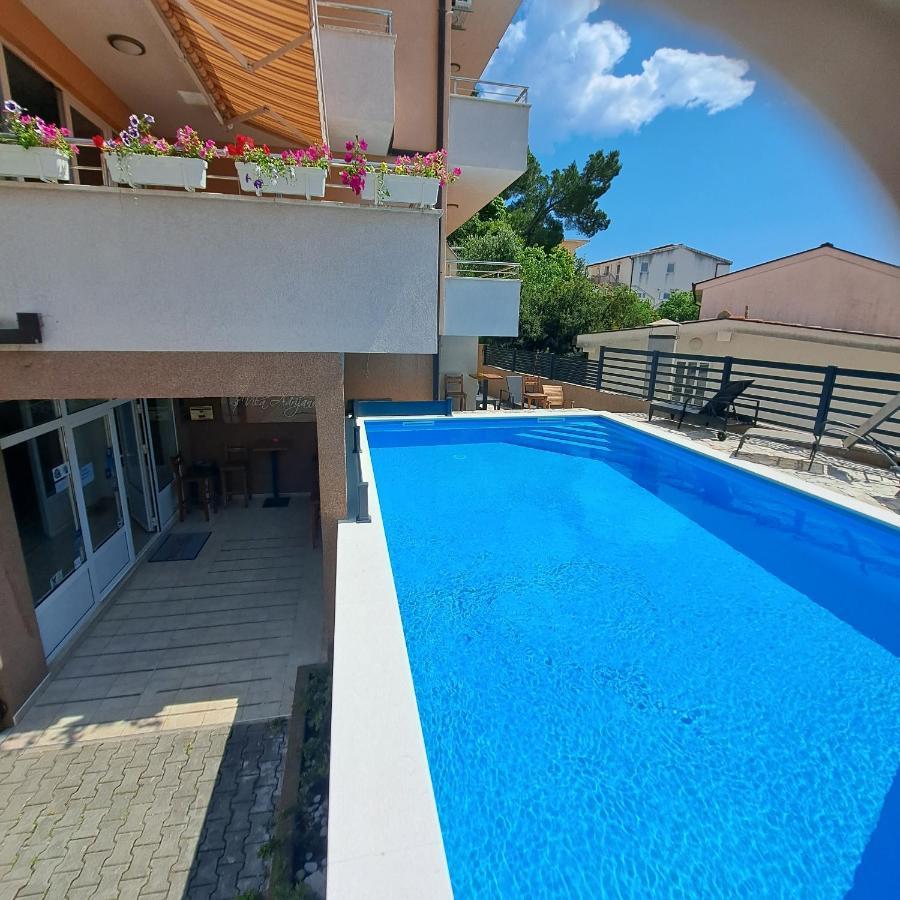 Apartments Vila Adrijana & Fitness Studio Wolf Baska Voda Exterior photo
